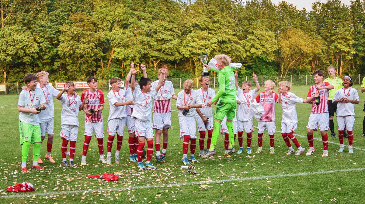 aabsportdk's tweet photo. U/13 vinder pokalturneringen efter straffe 🏆
Med en AaB-udligning i sidste sekund efterfulgt af en sejr i straffesparkskonkurrencen over Vejle Boldklub vandt AaB Akademiets U/13-hold i går DBU Jyllands pokalturnering.
👉 https://t.co/qUAxZLXAtf
#SammenOmAaB #AaB #SuperAaB https://t.co/yhjKULDuMq