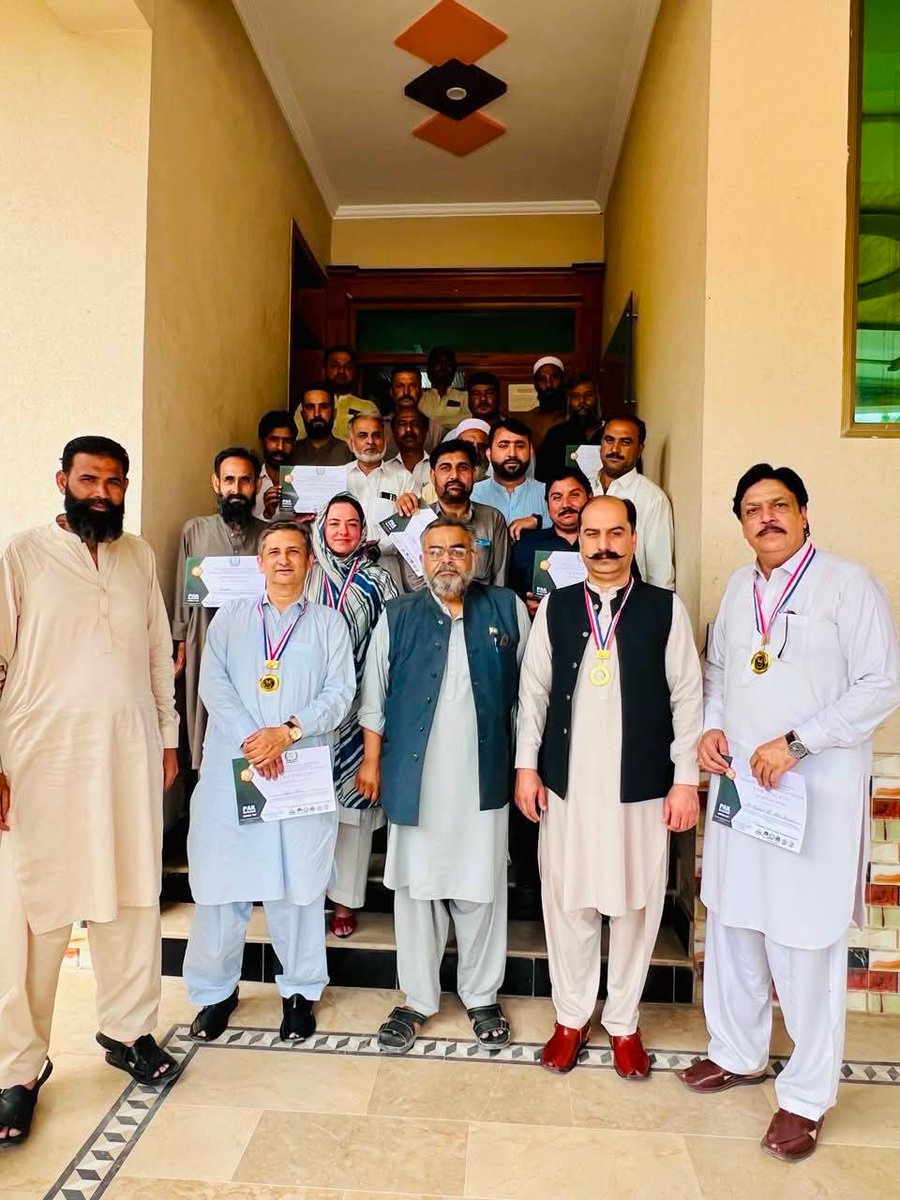 wssckohat's tweet photo. ڈبلیو ایس ایس سی کوہاٹ کے سٹاف کو عیدالاضحی کے دوران بہترین کارکردگی دکھانے پر شیلڈز اور سرٹیفیکیٹس دینے بعد عبدالمحسن نعیم، سابقہ چئیرمین میسر علی شاہ اور چئیرمین بورڈ آف ڈائریکٹرز و قائم مقام چیف ایگزیکٹو آفیسر محمد سعد کا سٹاف کے ہمراہ گروپ فوٹو۔۔۔
#paksaafkp
#localgovtkp https://t.co/2bN8uL1sfs