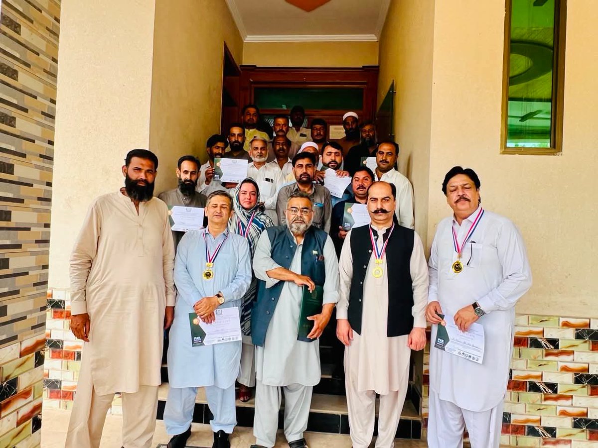 wssckohat's tweet photo. ڈبلیو ایس ایس سی کوہاٹ کے سٹاف کو عیدالاضحی کے دوران بہترین کارکردگی دکھانے پر شیلڈز اور سرٹیفیکیٹس دینے بعد عبدالمحسن نعیم، سابقہ چئیرمین میسر علی شاہ اور چئیرمین بورڈ آف ڈائریکٹرز و قائم مقام چیف ایگزیکٹو آفیسر محمد سعد کا سٹاف کے ہمراہ گروپ فوٹو۔۔۔
#paksaafkp
#localgovtkp https://t.co/2bN8uL1sfs