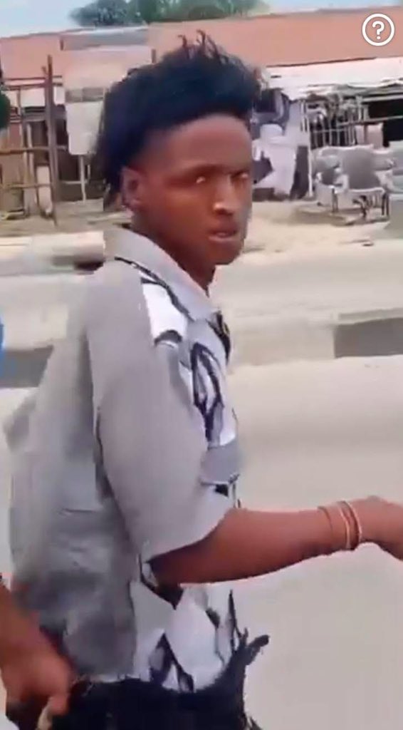 Narrativehok's tweet photo. Today being 4th of June becomes a memorable day as bandits seen as suspect are clearly intercepted on the highway leading to Ogbomosho in Oyo state. 
A lot of religious people are correlating the news to Mbaka prophecy that a lot of bandits will be cornered. https://t.co/cscyHXgXvG