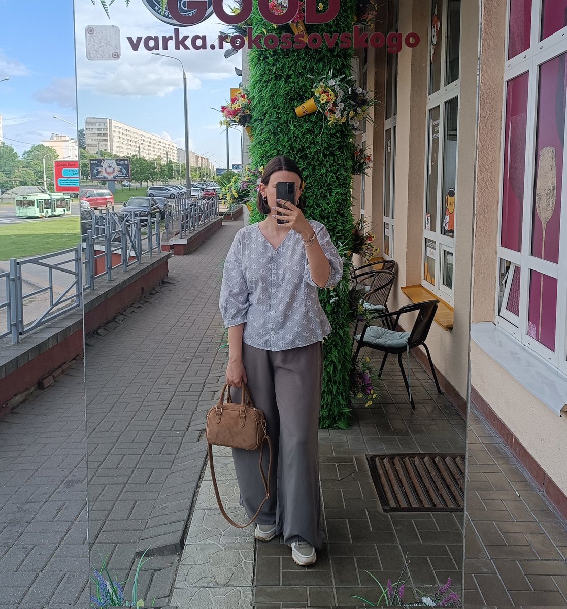 KOBAPHO's tweet photo. Лук, каб пайсці на рынак па клубніцы (і быць там аблічанай): сшытая мамай блузка са слонікамі і сумка ў стыле miu miu https://t.co/Qo6w9oVgMm