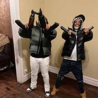 BoonJocks's tweet photo. @Heal_within96 1. Two white adults, one black kid. Try harder.
2. Your upstanding citizen is pointing that shit an inch from his own head, and to really sell the story, it's a stolen gun 🤣
3. Here are two photos. Spot the difference. If you can't, you're a retard. Simple as. https://t.co/9XnTTFXF7j