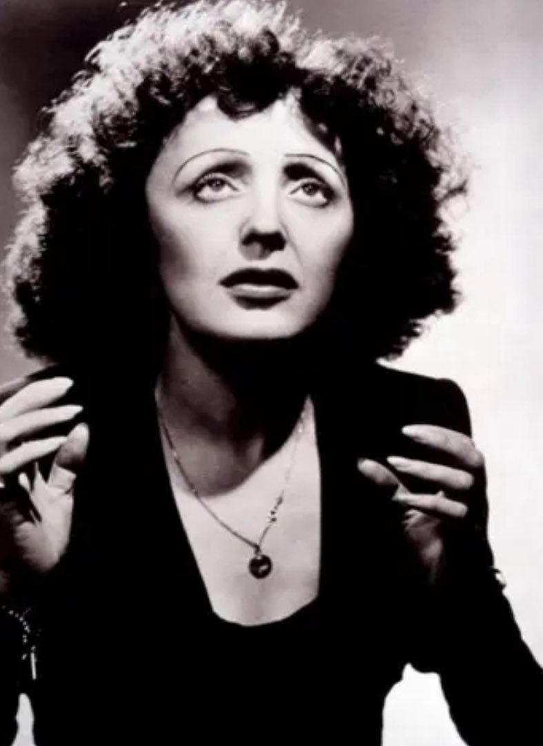 lisibgs's tweet photo. 🤪😳🧐🤣… @AyaNakamuraa la nouvelle #EdithPiaf ??? Ok la réincarnation existe car beaucoup ne peuvent pas devenir aussi Cons en une seule vie … MAIS LA FAUT AVOUER QU’IL Y A EUT UN SACRÉ BEUG … rien qu’au niveau des couleurs qui sont totalement inversées 🤪🤪🤪🤪… et la façon de s’exprimer qui est passé de paroles claires et pensées a du pur Yaourt avec une grosse pointe de vulgarité 🤦♀️🤦♀️🤦♀️🤦♀️… mais bon elle représente la culture française à l international il paraît 🤣🤣🤣🤣
