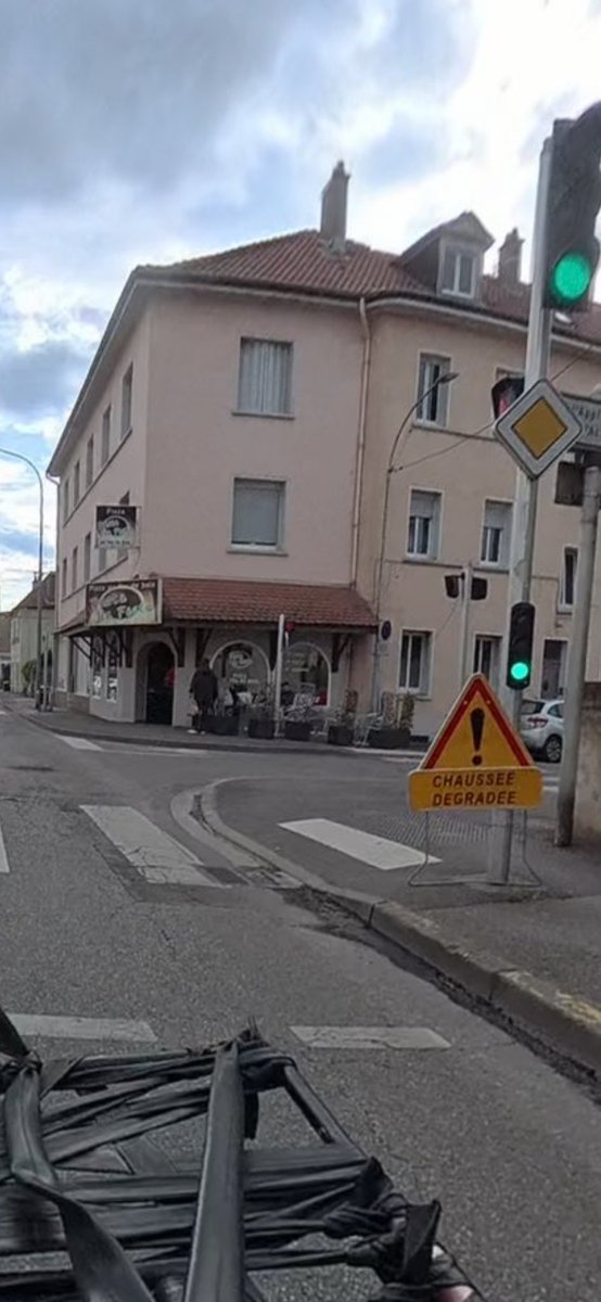 Velotaf_Metz's tweet photo. 3 mois. Plusieurs signalements. Rien n’a bougé.

Il aura fallu attendre que des zizis soient dessinés pour mettre en place une signalisation puis réparer. https://t.co/6uGQ1ddTZb