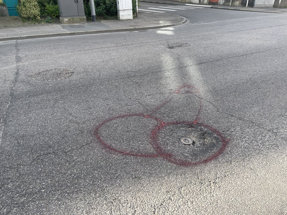 Velotaf_Metz's tweet photo. 3 mois. Plusieurs signalements. Rien n’a bougé.

Il aura fallu attendre que des zizis soient dessinés pour mettre en place une signalisation puis réparer. https://t.co/6uGQ1ddTZb
