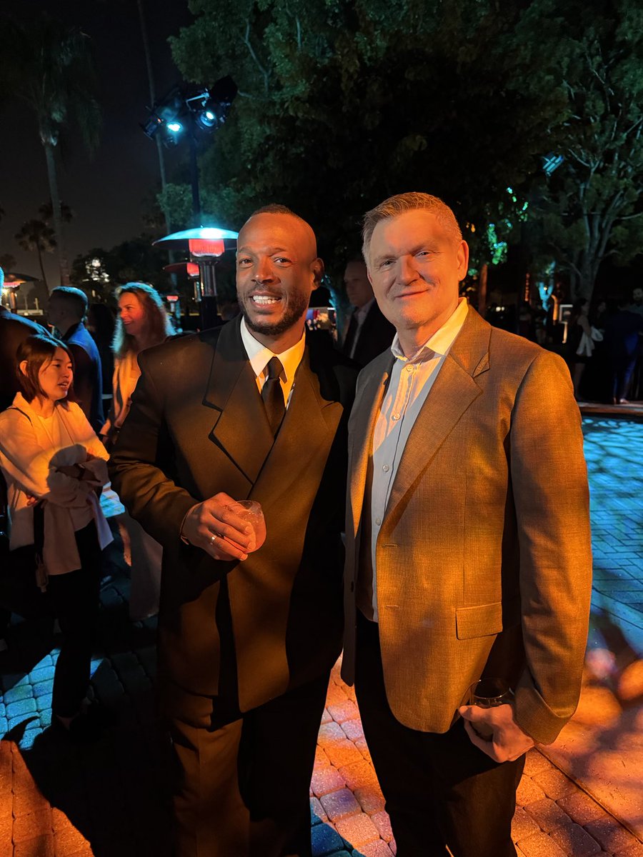 Borys_Kit's tweet photo. Historic first meeting: Marlon Wayans introduces himself to Kevin Williamson, the originator of SCREAM and inspiration for #ScaryMovie (which was the original title of Scream) at Wednesday’s Scary Movie premiere. Asks him what other horror stuff he’s working on. https://t.co/9oKQAOea1L