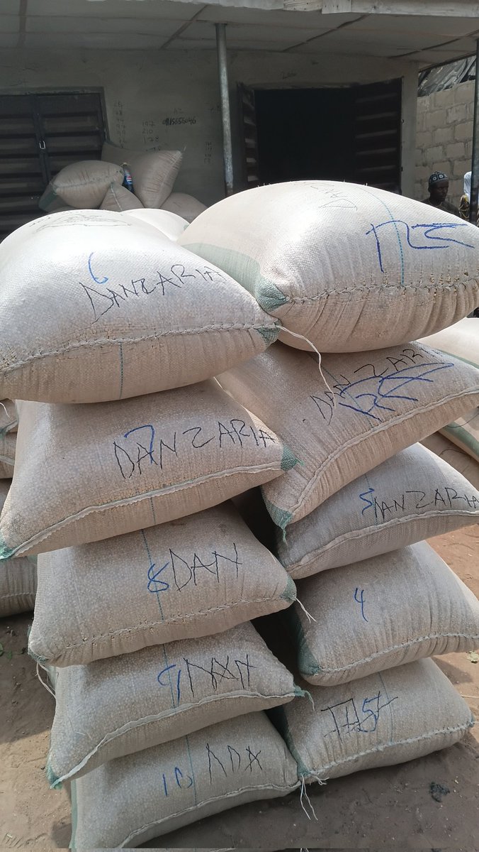 AbdulquadirDan's tweet photo. Timing is everything in soybean business
Cheapest: Oct–Dec right after harvest. Prices can be ₦350k–₦450k/ton.
Most expensive: May–Aug during planting/lean season. Prices hit ₦700k–₦900k
Profit = buy low, store properly, sell high.
#AgroCommodities
#Agricultureproduct https://t.co/8WOMyatI85
