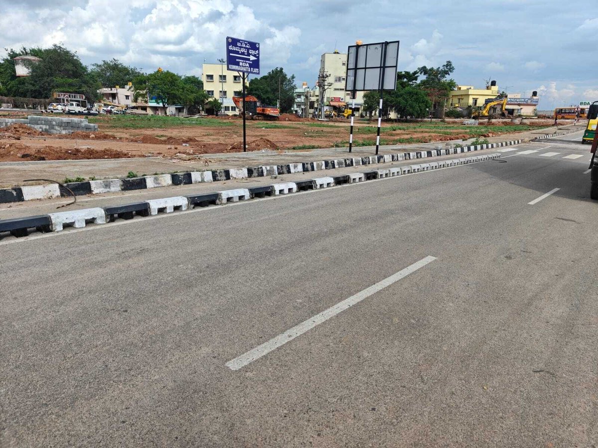 Navee11872955's tweet photo. @BDAOfficialGok @NPKLOpenForum @BDAOfficialGok  Need answer form Eng. How will property owners along MAR Road drive vehicles onto their sites once the solid cycle kerbs are installed, without damaging the barriers? Refer images.  @Captain_Mani72 Sir, request ur kind attention to review it.🙏😢  @NPKLOpenForum https://t.co/EpBHGMvz4M
