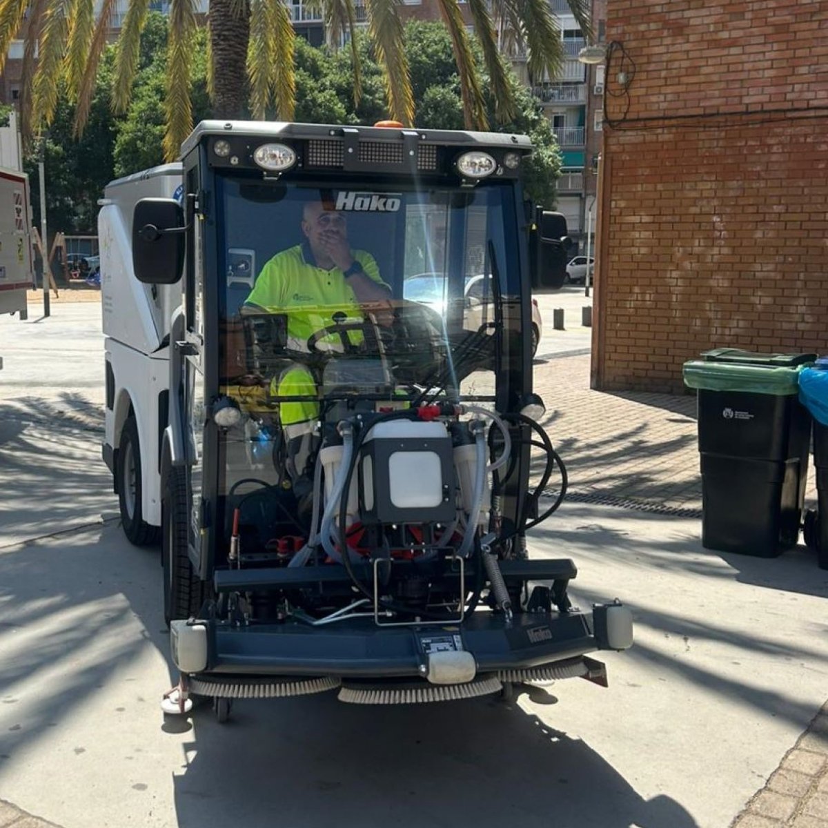 PreZero_ES's tweet photo. 🌱La #sostenibilidad se construye desde la concienciación y la proximidad. En la Fiesta del Civismo de Santa Coloma, fomentamos el reciclaje en los hogares y acercamos nuestra nueva fregadora a los vecinos para mostrar cómo cuidamos sus calles.
@scgramenet https://t.co/noyP2cdP9D