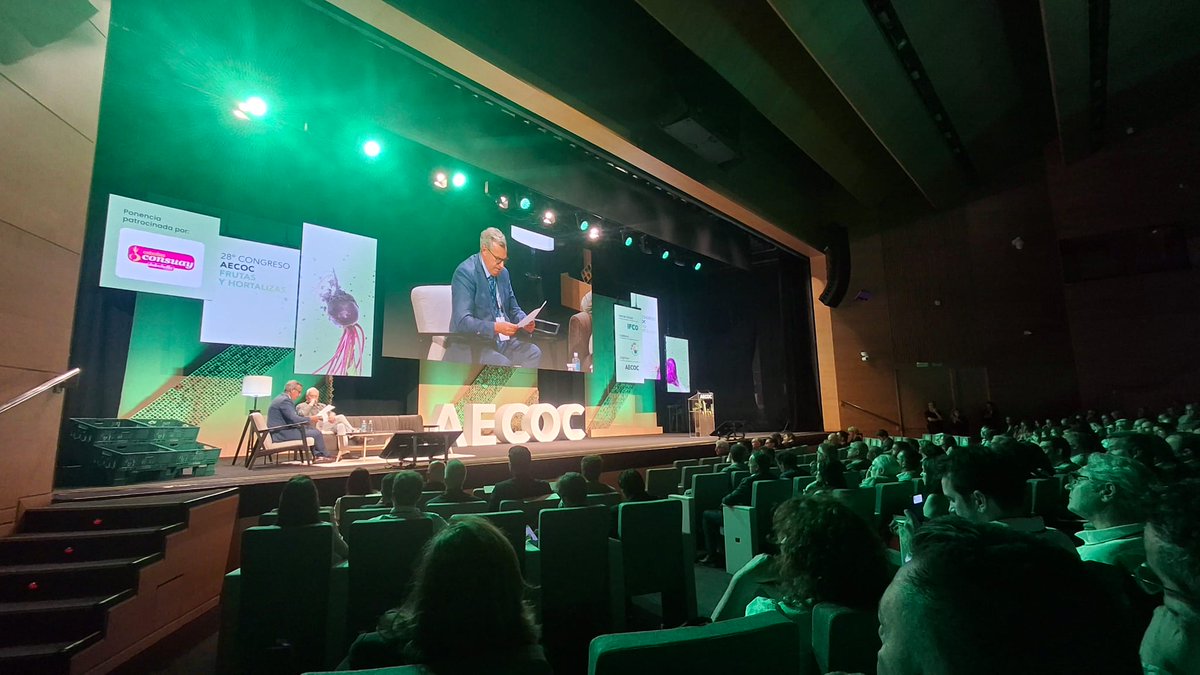 Coexphal's tweet photo. 28º Congreso #AECOC ‼️Luis Miguel Fernández Sierra, gerente de COEXPHAL, ha moderado la intervención de José Manuel García-Margallo, exministro de Asuntos Exteriores y Cooperación de España, titulada: “El contexto geopolítico internacional y su impacto en el sector”. https://t.co/D9h9upLZap