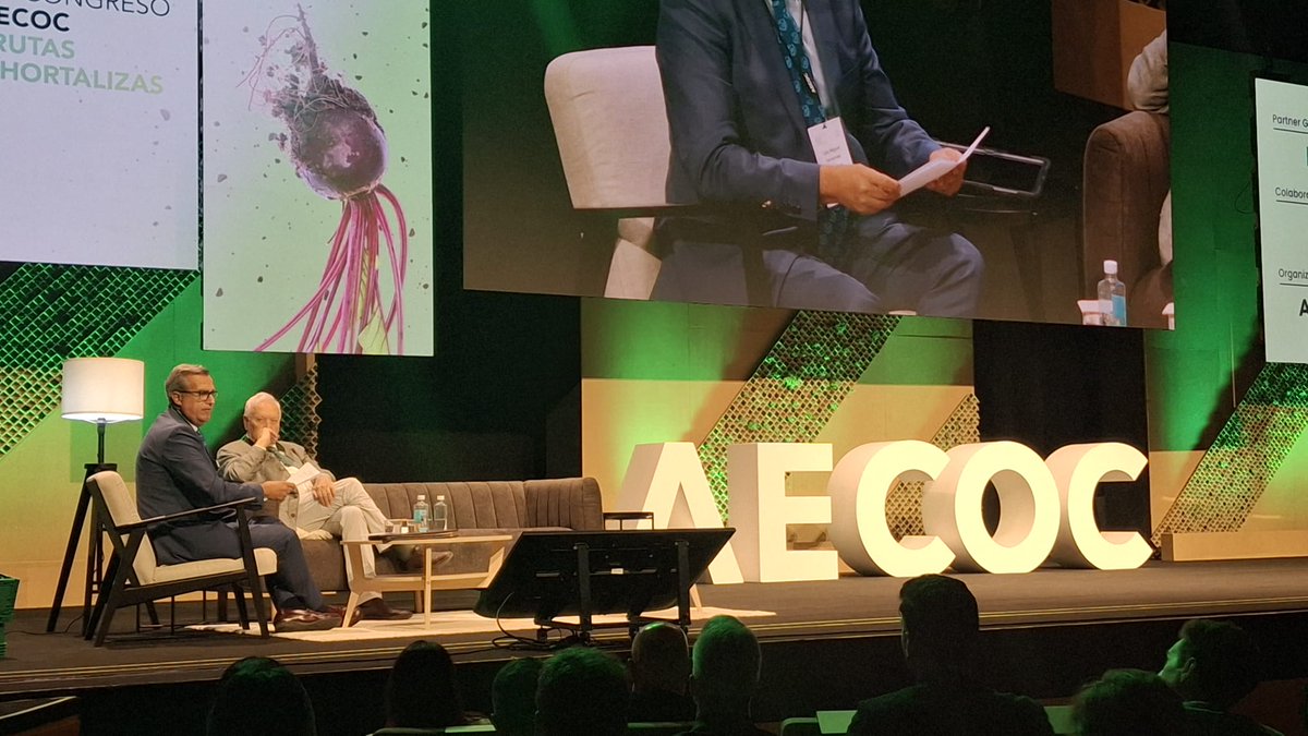 Coexphal's tweet photo. 28º Congreso #AECOC ‼️Luis Miguel Fernández Sierra, gerente de COEXPHAL, ha moderado la intervención de José Manuel García-Margallo, exministro de Asuntos Exteriores y Cooperación de España, titulada: “El contexto geopolítico internacional y su impacto en el sector”. https://t.co/D9h9upLZap