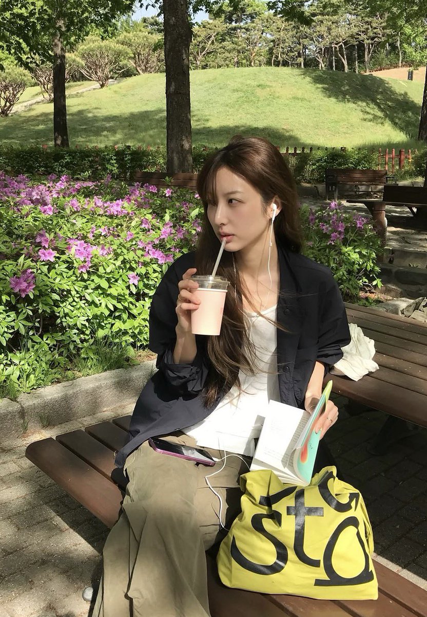 geul__2's tweet photo. 포포 오키나와편 보고 최예다운 웅니한테 빠졌다
다운언니의 맑은 단단함과 햇살같은 웃음이 좋아..

인스타 구경하다보면 하스타 에코백 손민수하고싶은데 모든 색이 다 예뻐서 고민 오백번.. https://t.co/5gBaimdBdh