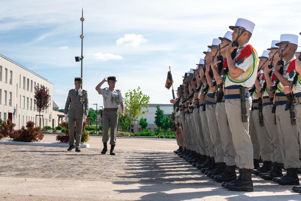 Cdc_13eDBLE's tweet photo. [#PASSCOM]

🟢🔴 La Compagnie d'Appui Travaux est désormais sous les ordres du capitaine Aurélien.

À cette occasion, le capitaine Quentin a rendu le commandement de son unité après deux années opérationnelles particulièrement riches.

Sous son commandement, la compagnie a contribué à la montée en puissance de la capacité SAM 120 sur SERVAL, a été déployée dans le cadre de la mission Jeanne d'Arc et a participé à la mission Héphaïstos. En parallèle de ces engagements opérationnels, elle a poursuivi avec rigueur sa mission de contrôle des unités au sein du CEITO.

Ces succès témoignent de l'engagement des cadres et légionnaires de la compagnie, au service de la mission et de l'excellence opérationnelle.

@armeedeTerre @LegionEtrangere @3Division_Terre @COM6BLB