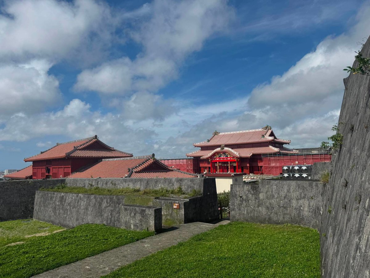 nanovation_koho's tweet photo. 【マーケティングアジェンダ2026】

🏯令和の正殿復元直前の現場を間近で観る
「首里城ツアー」

が行われています！

琉球王国の象徴・首里城。
2019年の火災という悲劇を乗り越え、現在は2026年秋の正殿完成に向け、「見せる復興」をテーマに再建が進められています。

首里城の復元を見守ってきた案内人にアテンドいただき、今この瞬間にしか見られない復興の現場で、再生への歩みを間近に体感しています！

#マーケティング #ナノベーション #カンファレンス #MA26