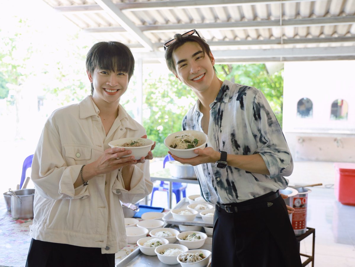 tingmonthly's tweet photo. 30 ยังแจ๋ว!! “ฟลุ้ค ณธัช” ชวนน้องชายคนสนิท “ปีเตอร์แพน” นำทีมแฟนคลับอิ่มบุญบ้านภูมิเวท ก่อนจัดแฟนมีตสุดอบอุ่นฉลองวันเกิดอายุครบ 30 ปี

อายุเป็นเพียงตัวเลขจริง ๆ สำหรับนักแสดงหนุ่มหน้าใส “ฟลุ้ค ณธัช ศิริพงษ์ธร” ที่เพิ่งผ่านวันครบรอบวันคล้ายวันเกิดอายุครบ 30 ปี เมื่อวันที่ 1 มิถุนายน ที่ผ่านมา งานนี้หนุ่ม “ฟลุ้ค” ขอส่งต่อความสุขและรอยยิ้มแบบดับเบิ้ล ทั้งสายบุญและสายฟินให้แฟน ๆ ได้อิ่มเอมใจกันถ้วนหน้า

เริ่มต้นความประทับใจกันตั้งแต่วันเสาร์ที่ 30 พฤษภาคม ที่ผ่านมา “ฟลุ้ค” ชวนน้องชายคนสนิท “ปีเตอร์แพน ทัศน์พล วิวิธวรรธน์” และแฟนคลับของทั้งคู่ มาร่วมส่งต่อความสุขและรอยยิ้มให้กับเด็ก ๆ ที่สถานแรกรับเด็กชายปากเกร็ด ( บ้านภูมิเวท ) จังหวัดนนทบุรี โดยครั้งนี้ได้มาร่วมเลี้ยงอาหารกลางวัน และมอบสิ่งของจำเป็น ทั้งเครื่องอุปโภคบริโภค รวมถึงเงินสนับสนุนอีกจำนวน 15,000 บาท เพื่อสมทบทุนในการดูแลและพัฒนาคุณภาพชีวิตของเด็ก ๆ ภายในบ้านภูมิเวท ซึ่งสร้างความประทับใจให้กับเด็ก ๆ เป็นอย่างมาก

ความฟินยังไม่หมดเพียงเท่านี้!! เพราะในวันอาทิตย์ที่ 31 พฤษภาคม “ฟลุ้ค” ได้จัดงานฉลองวันเกิดครบ 30 ปี ในงาน “FLUKE’s 30s Diary | Fluke 30th Birthday Party” ณ E88 Bangkok ที่มาในธีมสุดเก๋ชวนแฟน ๆ มาร่วมเปิดบันทึกหน้าใหม่ในวัย 30 ของ “ฟลุ้ค” บรรยากาศภายในงานเต็มไปด้วยความอบอุ่นและเป็นกันเอง มีทั้งเกมสนุก ๆ บนเวที และช่วงเวลาย้อนความทรงจำดี ๆ แถมยังมีไฮไลต์เด็ดอย่างกิจกรรม Fansign ที่เปิดโอกาสให้หนุ่ม “ฟลุ้ค” ได้นั่งสบตาพูดคุยกับแฟนคลับแบบตัวต่อตัว ทำเอาแฟน ๆ ใจละลายกันไปเลย

โดยหนุ่ม “ฟลุ้ค” เผยว่า งานวันเกิดที่ผ่านมาต้องขอขอบคุณทุกคนมาก ๆ นะครับ ที่มาร่วมฉลองวันเกิดกัน ปีนี้เป็นอีกหนึ่งปีที่พิเศษมาก ๆ ได้พูดคุยและมอบความสุขให้กันและกัน ทุกคนน่ารักมากๆ เลยครับ บางคนบินมาไกลเพื่อมาร่วมงาน บางคนไม่ได้เจอกันนาน แต่วันสำคัญของ “ฟลุ้ค” ยังตั้งใจมาหา และบางคนแม้ไม่ได้เดินทางมา แต่ก็ยังฝากคำอวยพรและความคิดถึงมาให้ “ฟลุ้ค” รู้สึกเหมือนได้เต็มเติมความสุขมาก ๆ และอยากขอบคุณแฟน ๆ ทุกคนอีกครั้ง ที่มาร่วมสร้างความทรงจำในวัยเริ่ม 30 ของ “ฟลุ้ค” ครับ

แต่งานนี้ทำเอาแฟน ๆ กรี๊ดกันสนั่น คงต้องยกให้ช็อตเซอร์ไพรส์ซ้อนเซอร์ไพรส์จากน้องชายสุดซี้ “ปีเตอร์แพน” ที่นอกจากจะหอบเค้กและของขวัญมามอบให้แล้ว เจ้าตัวยังแอบไปเปลี่ยนชุดจัดเต็ม ขึ้นมาโชว์ลูกคอในเพลง “30 ยังแจ๋ว” ทำเอาเจ้าของวันเกิดและแฟนคลับขำกระจาย และเรียกรอยยิ้มกันทั้งงาน ขณะที่พี่สาวคนสนิทอย่าง “ไข่มุก ศรณ์ศรฏฐ์ วิทยาเรืองสุข” ก็ได้มาร่วมส่งคำอวยพร และมอบของขวัญให้กับน้องชายคนสนิทในวันสำคัญนี้เช่นกัน

ปิดท้ายค่ำคืนแห่งความสุข ด้วยการร่วมรับประทานอาหาร และกิจกรรม Photo Group ให้แฟน ๆ ได้เก็บความทรงจำสุดเอ็กซ์คลูซีฟร่วมกับหนุ่ม “ฟลุ้ค” ไปนอนหลับฝันดี บอกได้คำเดียวว่า เป็นการต้อนรับวัย 30 ปีที่ทั้งอิ่มบุญ อิ่มใจ และอบอวลไปด้วยความรักแบบสุด ๆ ไปเลย

#Fluke30thBirthdayParty #FLUKE30sDiary #Fluke_Natouch #เจ้าแก้มก้อน
