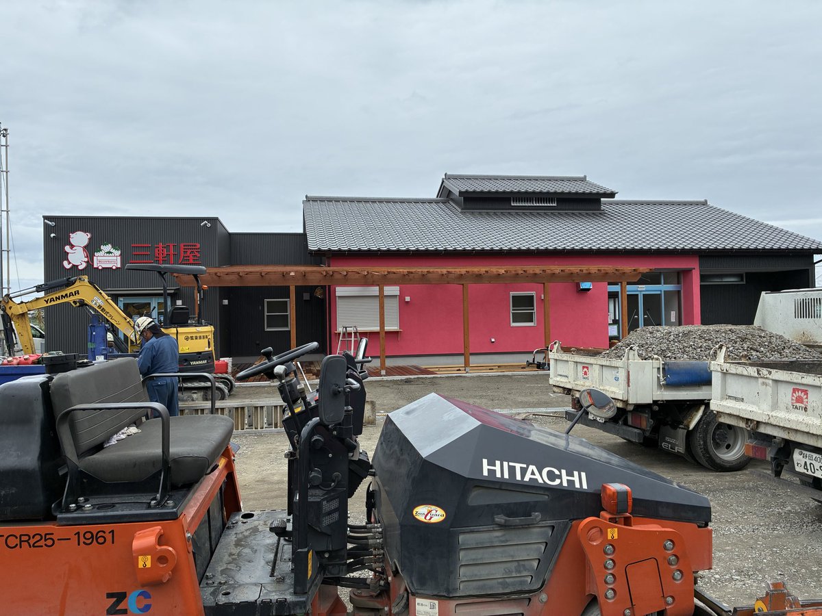 sangenya158's tweet photo. 6/4  移転のため、現在休業中の三軒屋です。
皆さまにはご不便をおかけしております🙇‍♀️

大工さんたちが急ピッチで作業してくれております！

今まで縦長だったお店が横長になるだけで売り場は小さいので皆さま期待しすぎないでね~😅 https://t.co/oneDyd8VMU