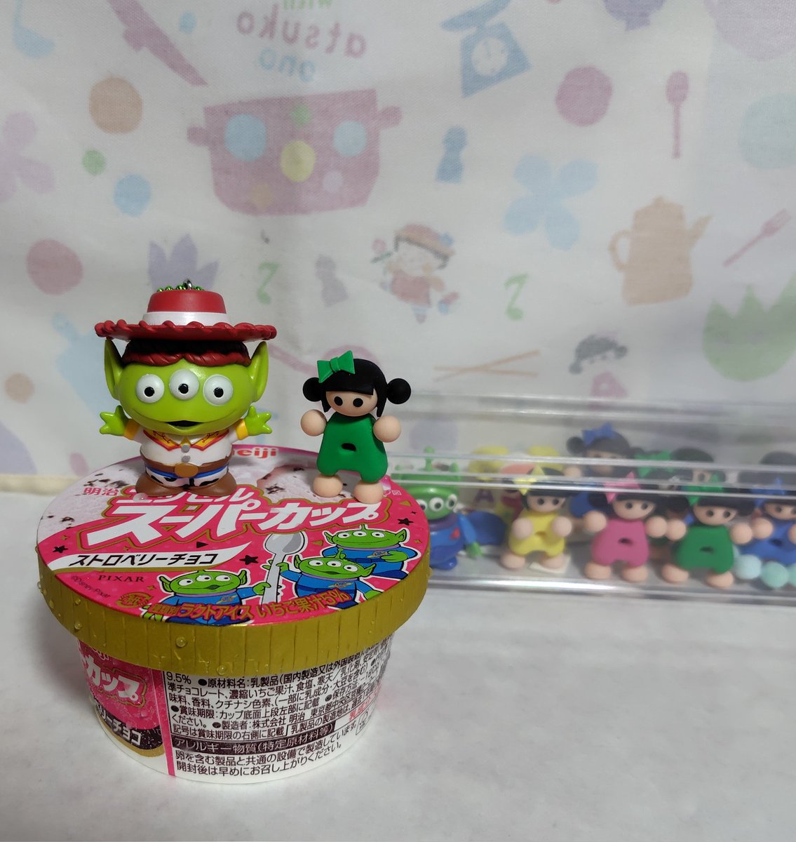toriledmirage's tweet photo. クレーンでエイリアンを発見！でも「まだ、もっといい世界 行かない」って🥹なのでガチャとアイス購入🤗 https://t.co/or6rQoh37w