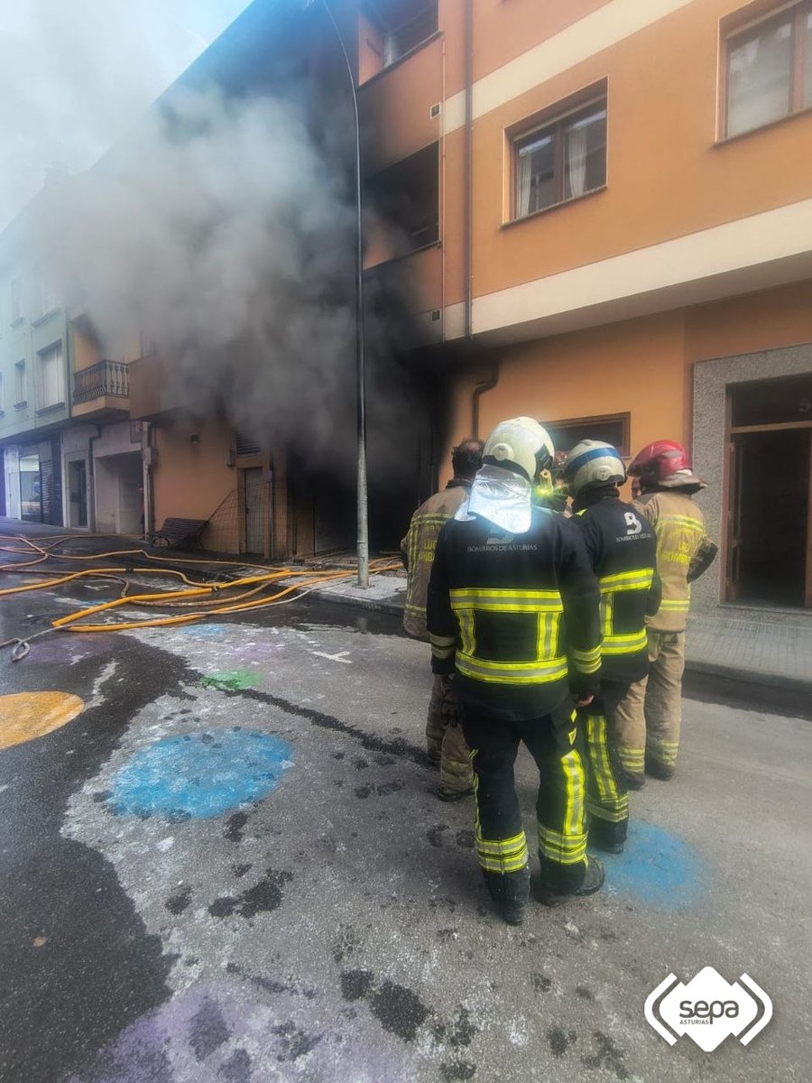 112Asturias's tweet photo. 🆘La colaboración y coordinación son dos de nuestros ejes fundamentales en materia de emergencias.
🚒 A solicitud de @112Galicia acudimos ayer tarde a #Ribadeo #Lugo a labores de extinción de incendio urbano en apoyo a bomberos de Barreiros, Villalba y motobomba de Mondoñedo https://t.co/jF7TJR9BE8