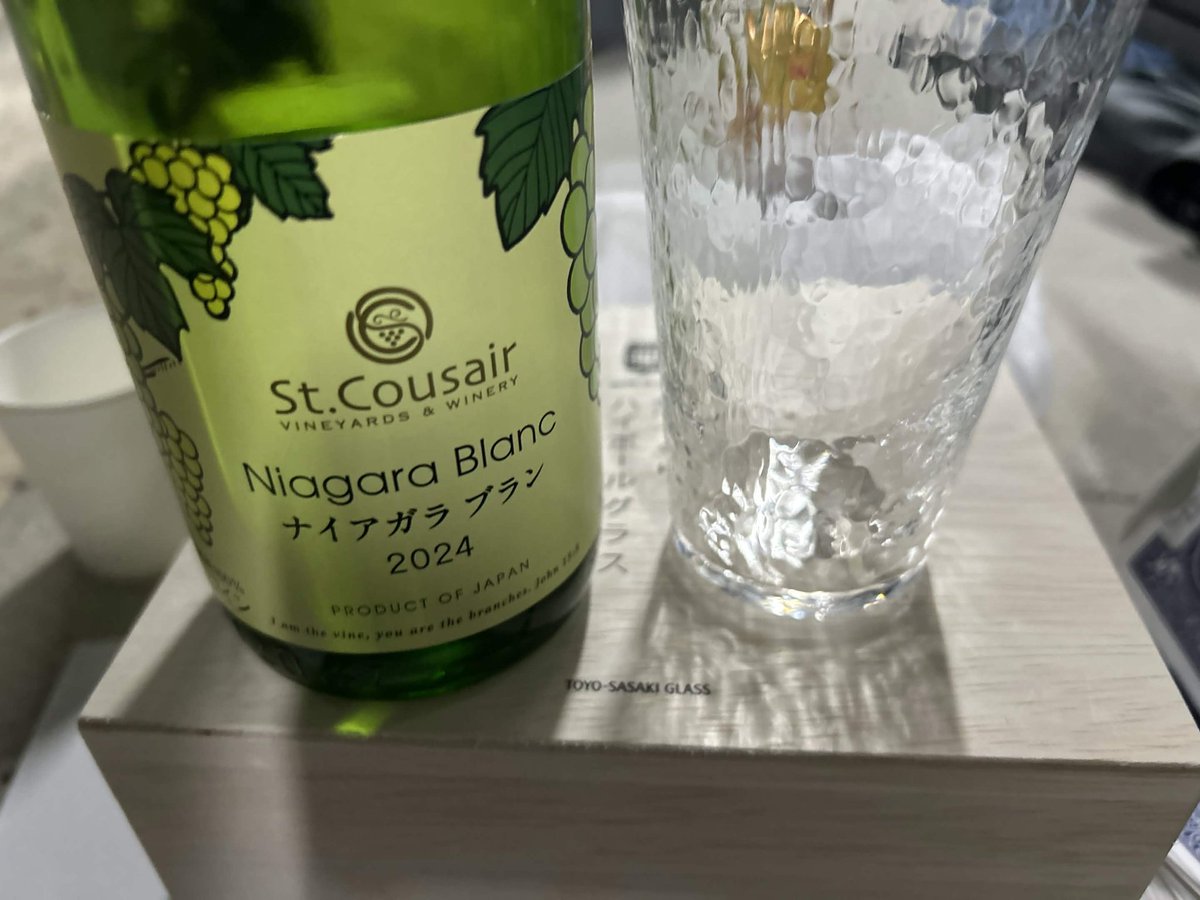 nu_navix's tweet photo. 昨年大会でビギナー部門に出場した部員の1人が成人を迎えました!!
ので、羽生田鉄工所 様から頂いた副賞のワインを開封しました〜🍷
美味しそう〜😍
もう一本ありますが、それはもう一人の部員が成人を迎えてからのお楽しみ♪ https://t.co/obMkfpIS5q