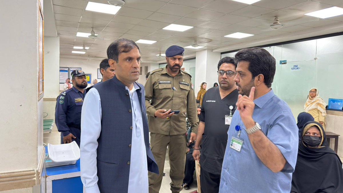 DC_Multan's tweet photo. ضلعی انتظامیہ کی جانب سے ہسپتالوں اور مراکز صحت کی کڑی مانیٹرنگ کا سلسلہ جاری ہے۔ ڈپٹی کمشنر محمد نعمان صدیق نے اچانک شہباز شریف ہسپتال کا دورہ کیا اور مریضوں سے ملاقات کرکے ان کو فراہم کی جانے والی طبی سہولیات کے معیار کا جائزہ لیا۔ اس موقع پر انہوں نے مختلف وارڈز کا معائنہ کرتے ہوئے ادویات کی دستیابی، علاج معالجے کی سہولیات اور انتظامی امور کی جانچ کی۔ ڈپٹی کمشنر نے ہسپتال میں جاری اپ گریڈیشن منصوبوں کی پیش رفت کا تفصیلی جائزہ لیا جبکہ پارکنگ، صفائی اور دیگر انتظامات کے حوالے سے بھی بریفنگ حاصل کی اور بہتری کیلئے ضروری ہدایات جاری کیں۔ محمد نعمان صدیق نے کہا کہ وزیراعلیٰ پنجاب مریم نواز شریف کا صحت کے شعبے کی بہتری اور جدید طبی سہولیات کی فراہمی پر خصوصی فوکس ہے، اسی وژن کے تحت ضلع بھر کے تمام ہسپتالوں اور مراکز صحت میں ادویات کی سو فیصد دستیابی یقینی بنائی گئی ہے۔ انہوں نے کہا کہ عوام کو معیاری اور بروقت طبی سہولیات کی فراہمی حکومت پنجاب کی اولین ترجیح ہے اور اس مقصد کے حصول کیلئے ہسپتالوں اور مراکز صحت کی مسلسل مانیٹرنگ جاری رکھی جائے گی۔