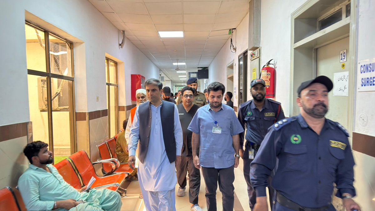 DC_Multan's tweet photo. ضلعی انتظامیہ کی جانب سے ہسپتالوں اور مراکز صحت کی کڑی مانیٹرنگ کا سلسلہ جاری ہے۔ ڈپٹی کمشنر محمد نعمان صدیق نے اچانک شہباز شریف ہسپتال کا دورہ کیا اور مریضوں سے ملاقات کرکے ان کو فراہم کی جانے والی طبی سہولیات کے معیار کا جائزہ لیا۔ اس موقع پر انہوں نے مختلف وارڈز کا معائنہ کرتے ہوئے ادویات کی دستیابی، علاج معالجے کی سہولیات اور انتظامی امور کی جانچ کی۔ ڈپٹی کمشنر نے ہسپتال میں جاری اپ گریڈیشن منصوبوں کی پیش رفت کا تفصیلی جائزہ لیا جبکہ پارکنگ، صفائی اور دیگر انتظامات کے حوالے سے بھی بریفنگ حاصل کی اور بہتری کیلئے ضروری ہدایات جاری کیں۔ محمد نعمان صدیق نے کہا کہ وزیراعلیٰ پنجاب مریم نواز شریف کا صحت کے شعبے کی بہتری اور جدید طبی سہولیات کی فراہمی پر خصوصی فوکس ہے، اسی وژن کے تحت ضلع بھر کے تمام ہسپتالوں اور مراکز صحت میں ادویات کی سو فیصد دستیابی یقینی بنائی گئی ہے۔ انہوں نے کہا کہ عوام کو معیاری اور بروقت طبی سہولیات کی فراہمی حکومت پنجاب کی اولین ترجیح ہے اور اس مقصد کے حصول کیلئے ہسپتالوں اور مراکز صحت کی مسلسل مانیٹرنگ جاری رکھی جائے گی۔