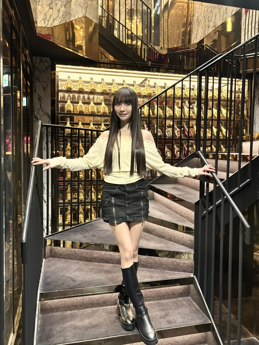 saaya_minase_'s tweet photo. BUMPオリジナルドラマ「ラウンジ嬢の本指客2」は見ていただけましたか？
オフショットたくさん撮っていただきました。
派手目のお洋服、レアなのです🤫 https://t.co/BbQrZ17kXJ