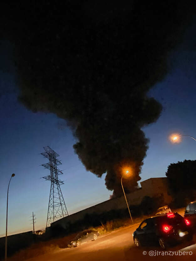 GuDiario's tweet photo. Controlado el incendio en el Polígono del Henares. Foto: José Luis Ranz Yubero
https://t.co/waPvttszQQ https://t.co/ZMjbnu4b6B