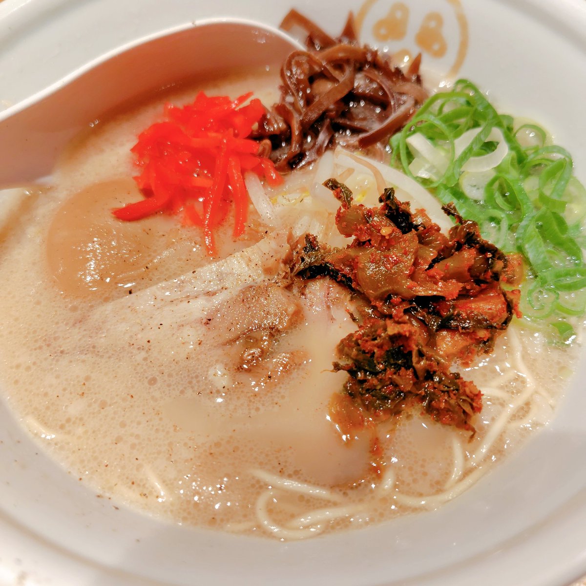 siosotogohan's tweet photo. いつも食べたいなって思うけど帰りの電車でお腹痛くなったらどうしようって思ってなかなか食べられないお店🤣
この日は早い時間の帰宅だったので食べた
紅しょうがと高菜を入れると見た目いい感じ
#TOKYO豚骨BASE
#海浜幕張
#ラーメン
#とんこつラーメン
#豚骨ラーメン https://t.co/tLmTQfUxAV