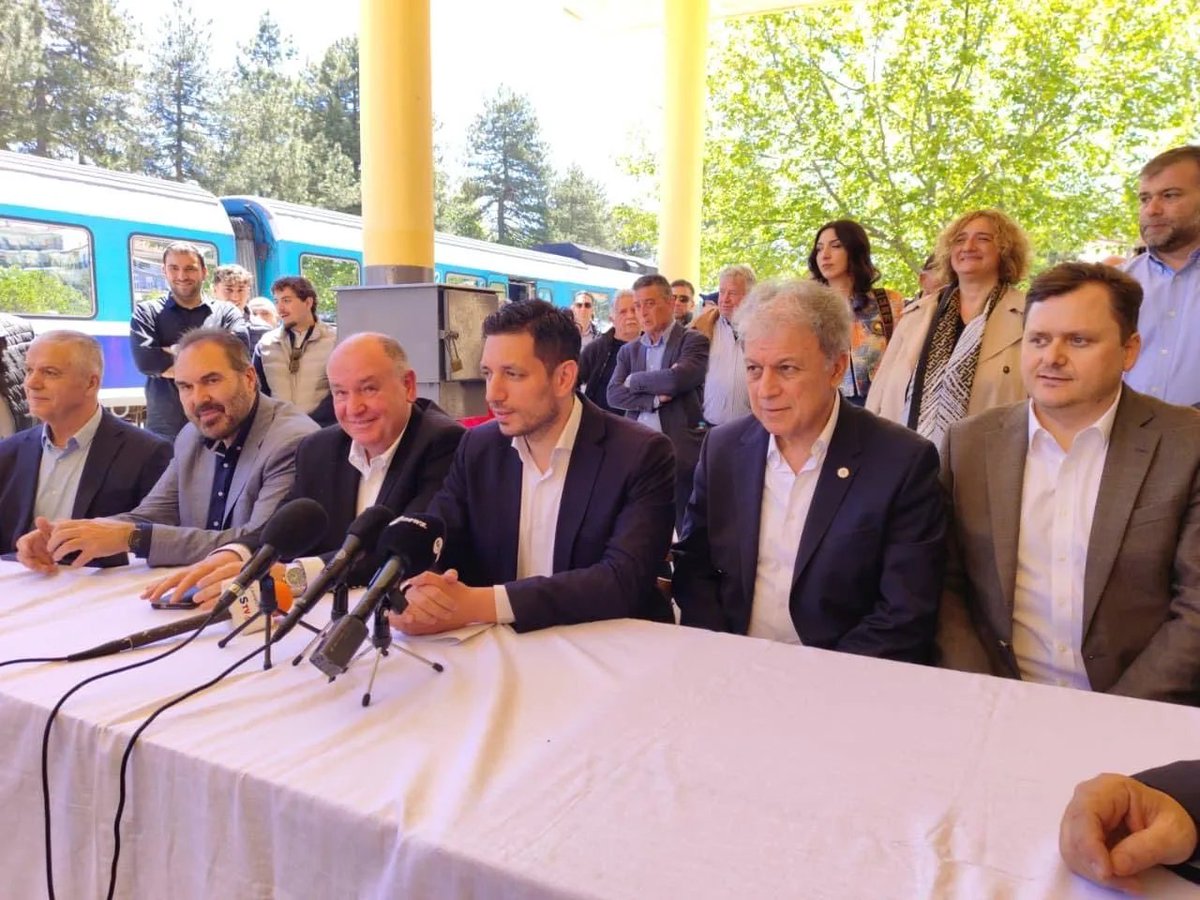 RXRqdEgogik2Z9P's tweet photo. 30 Μάϊου ξεκίνησαν ξανά (3 χρόνια μετά από το έγκλημα των Τεμπών) τα δρομολόγια τρένων από Θεσσαλονίκη προς Φλώρινα.
Στη φωτογραφία ο Κυρανάκης εγκαινιάζει τη γραμμή!!!

3 μέρες μόλις μετά (!!!) εμφανίστηκε σοβαρό τεχνικό πρόβλημα στη γραμμή (καθώς και στη γραμμή για Σέρρες) και τα δρομολόγια θα διεξάγονται με λεωφορεία...

Κυρανάκη είσαι ο γελωτοποιός της Hellenic Train!!!