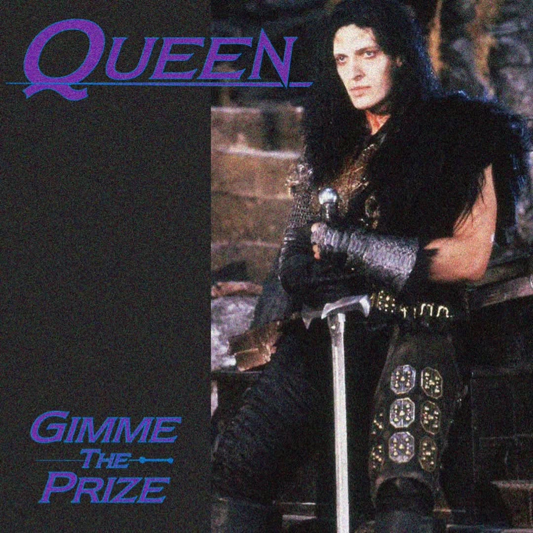aqueenofmagic's tweet photo. 📆 | El 4 de junio de 1986, Queen lanza el single 'A Kind Of Magic / Gimme The Prize' en Estados Unidos 🇺🇸

✍🏻 | " Gimme The Prize" fue escrita por el guitarrista Brian May y se inspiró en el personaje Kurgan del filme "Highlander". La canción se destaca por su intensidad y su letra, que refleja el deseo de poder y victoria.

👑 | El título en sí, "Gimme The Prize", es un canto al triunfo, al poder y al deseo de ser el mejor. En las letras, el cantante Freddie Mercury se autoproclama como "el único" y "el dios del reino", exigiendo el premio. Es una metáfora del deseo humano por la grandeza y el reconocimiento.

🎸 | La canción también se destaca por su potente instrumentación, con riffs de guitarra de Brian May y la voz potente de Freddie Mercury. La música combina elementos del rock clásico con toques de metal, creando una pieza dinámica y atractiva.

🎶 | "Gimme The Prize" no solo es un himno al triunfo, sino también una representación del talento de Queen para fusionar diferentes estilos musicales en una única pieza. Su letra y música transmiten una energía y una intensidad que la convierten en una de las canciones más emblemáticas del grupo.

Imagen de portada: Fan Art.

#akindofmagic #gimmetheprize #queen