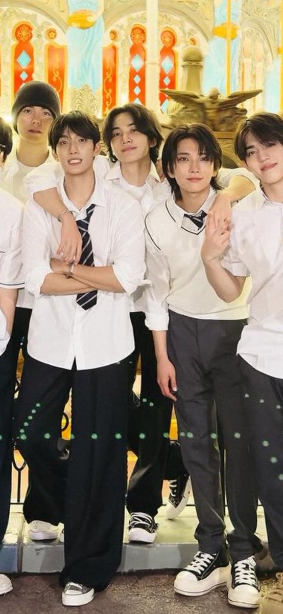 jhcentric's tweet photo. liat cara berdirinya si jeonghan2 ntuh hgggg ganteng lukh begitu?????????? ganteng BANGET😖☝🏻 https://t.co/X2WgPPdOIp