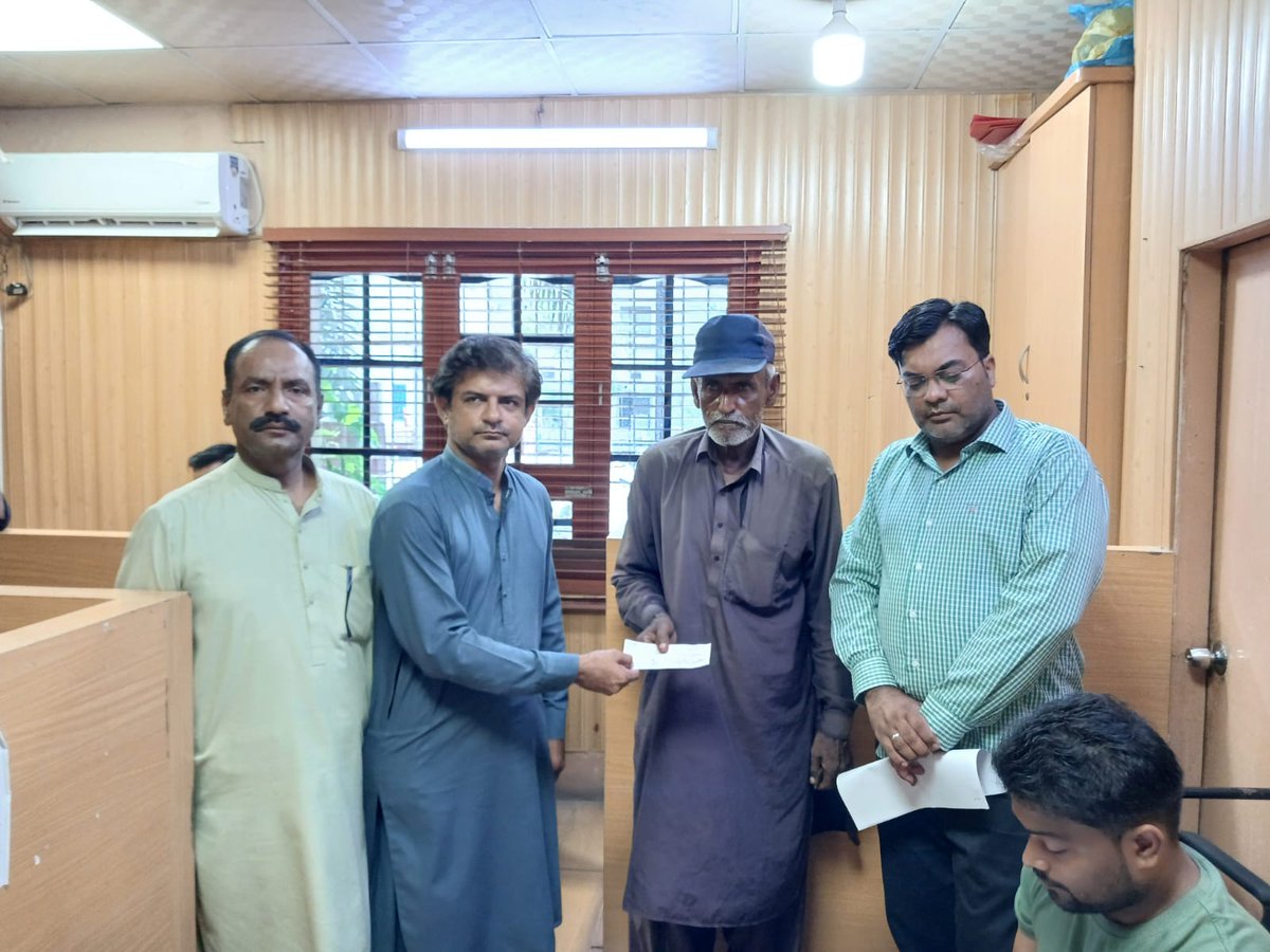 fcs_org's tweet photo. مورخہ 4 جون 2026
محترمہ فاطمہ مجید، چیئرپرسن فشرمینز کوآپریٹو سوسائٹی لمیٹڈ (FCSL) کی ہدایت پر ویلفیئر ڈپارٹمنٹ اور میڈیا سیل کا عملہ مستحق ماہی گیروں میں امدادی چیکس تقسیم کر رہا ہے۔
واضح رہے کہ یہ مالی امداد فشرمینز کوآپریٹو سوسائٹی لمیٹڈ (FCSL) کی جانب سے منتخب ڈائریکٹرز کی تصدیق کے بعد ماہی گیروں کو فراہم کی جاتی ہے، تاکہ امداد حقیقی مستحقین تک شفاف انداز میں پہنچ سکے۔
#fishermencooperativesociety
@FatimaM78515600 #chairpersonfcsl #ManagerFCSL #fisherman #FCSL #fcsleadership #welfare