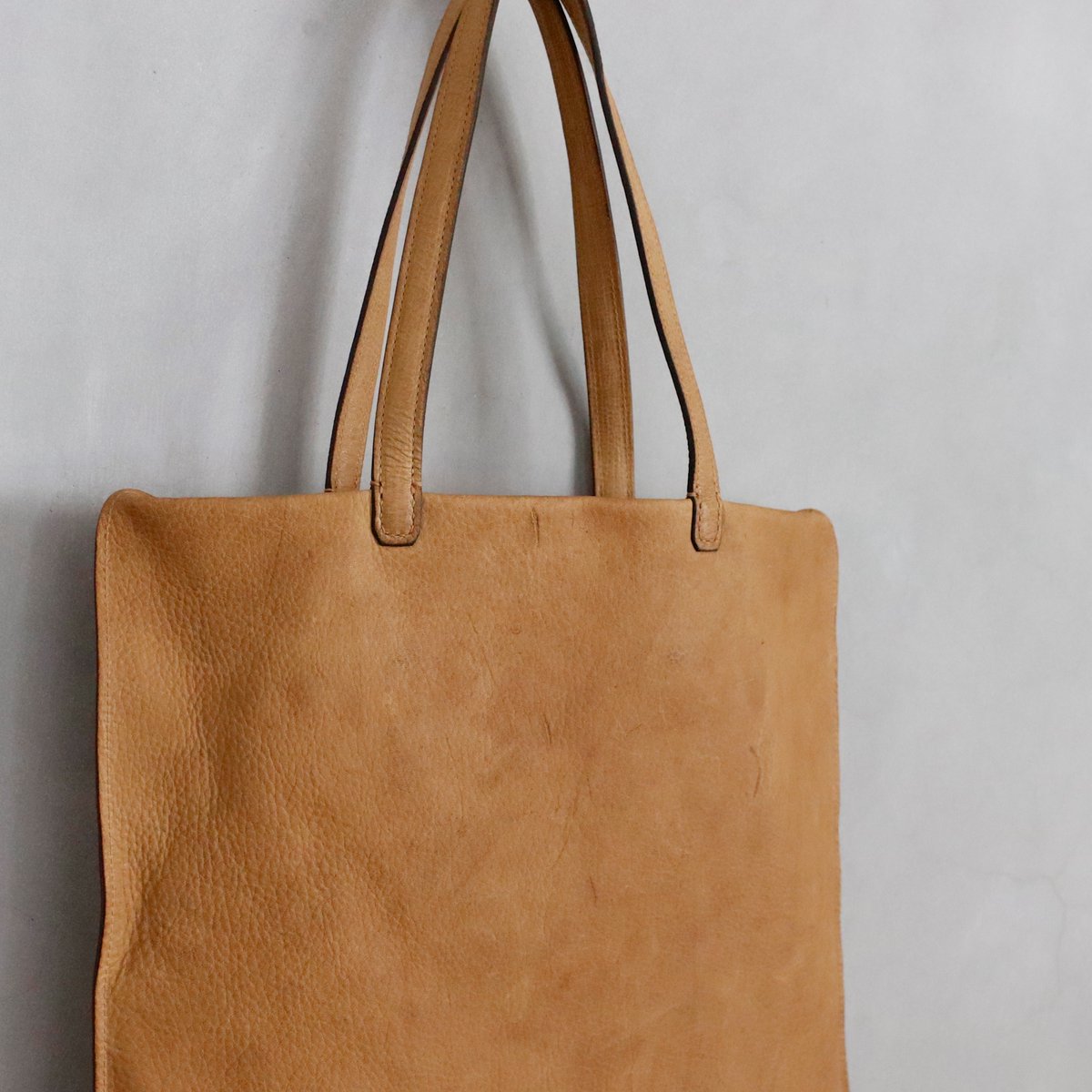 VisionsAntiques's tweet photo. STYLE CRAFT
“NANNOJIRO” B#1
fabric : DEER （蝦夷鹿）
color : ACORN TANNED COLOR
W 44 x H 42cm
¥198,000 tax incl.

北海道の蝦夷鹿をどんぐりの帽子の渋で鞣した非常に貴重な素材を使用した味わい深く素晴らしい肌触りのトートバッグ。１点物です。

https://t.co/2Msy0ZsIz3 https://t.co/tqfBRr29UM