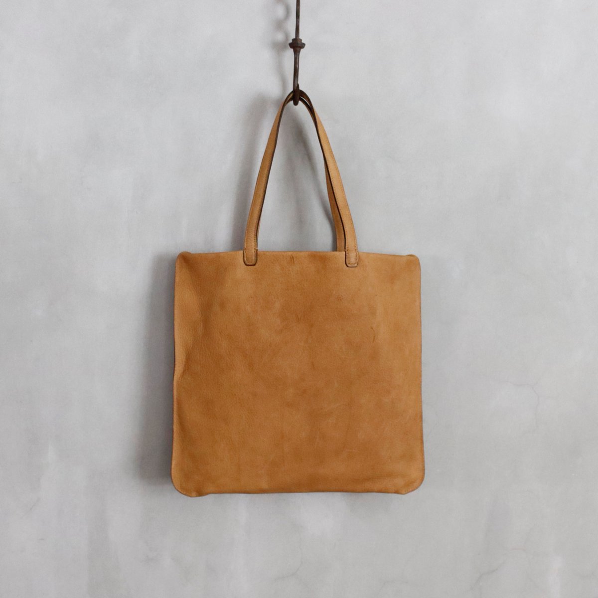 VisionsAntiques's tweet photo. STYLE CRAFT
“NANNOJIRO” B#1
fabric : DEER （蝦夷鹿）
color : ACORN TANNED COLOR
W 44 x H 42cm
¥198,000 tax incl.

北海道の蝦夷鹿をどんぐりの帽子の渋で鞣した非常に貴重な素材を使用した味わい深く素晴らしい肌触りのトートバッグ。１点物です。

https://t.co/2Msy0ZsIz3 https://t.co/tqfBRr29UM