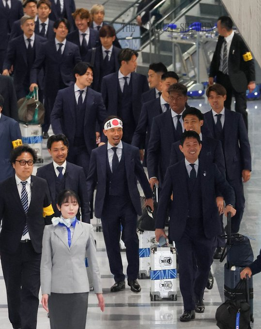 PropTrader88's tweet photo. 短期留学でLA行く大学生みたいに髪の毛染めて外人になりたい2002年日本代表。全員ヨーロッパで仕事して結果出してる2026年日本代表はほぼ黒髪。トロフィーリフトでアジア人キャンセルするような場所と知る前と後って事なんでしょうね https://t.co/AQJb4WQGmR