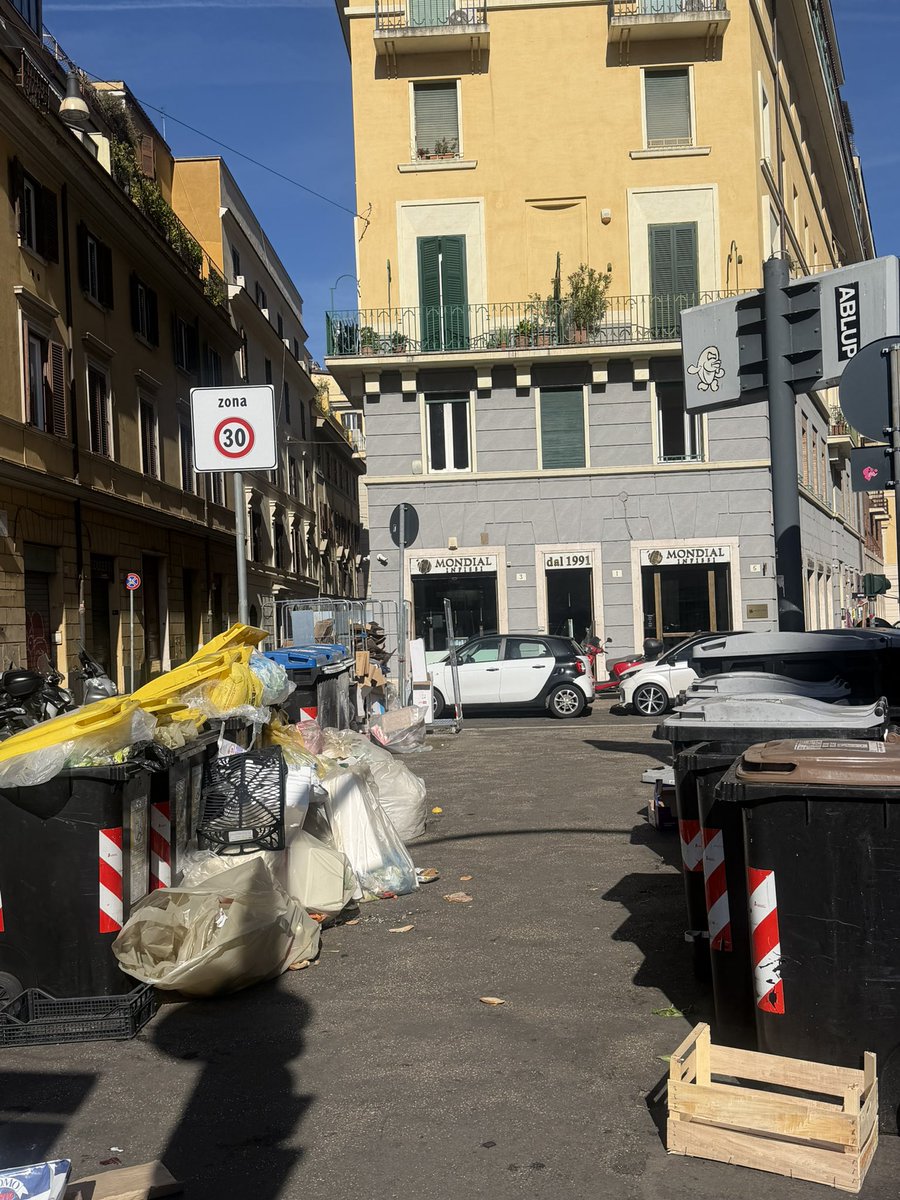 emlistar's tweet photo. @gualtierieurope @rep_roma @corriereroma Situazione Piazza Castello https://t.co/vDz7NY1yyk