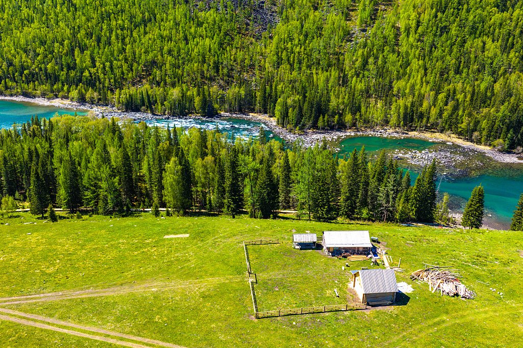 ExploreXJ's tweet photo. Early summer in Altay, #Xinjiang Uygur autonomous region reveals a stunning landscape.🏞️   

The meadows are already covered in fresh green grass while snow still lingers on the mountaintops, and the river flows in a shade of blue-green like liquid jade. Together, the snow, forest, grassland, and river create a breathtaking natural scene. 🍃✨ #VisitXinjiang #WondrousXinjiang #BeautifulXinjiang #ChinaTravel