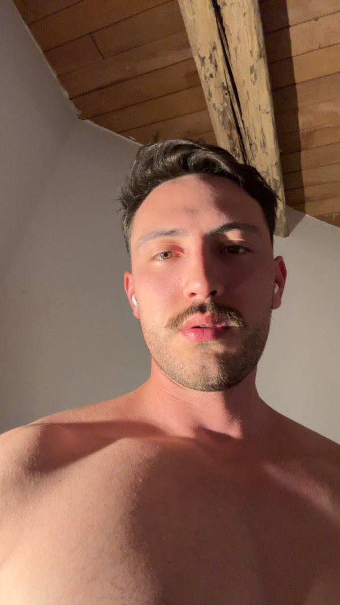 peterrpecs's tweet photo. the face / the nipple https://t.co/QL5Nbz6zFb