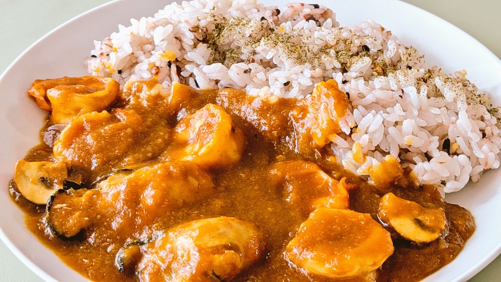 echanmanz's tweet photo. 梅雨ってか初夏ってかダルい感じがするのでちょっと豪華なシーフードカレー🍛✨️海老は天然の物を使いました。
火入れ過��ないように少し炒めて余熱で仕上げたので海老も牡蠣もプリップリよ😁すりおろし人参沢山入れたのが功を奏した、スパイシーだけど甘みも感じる絶品になりました！ https://t.co/qY5HiCbZME