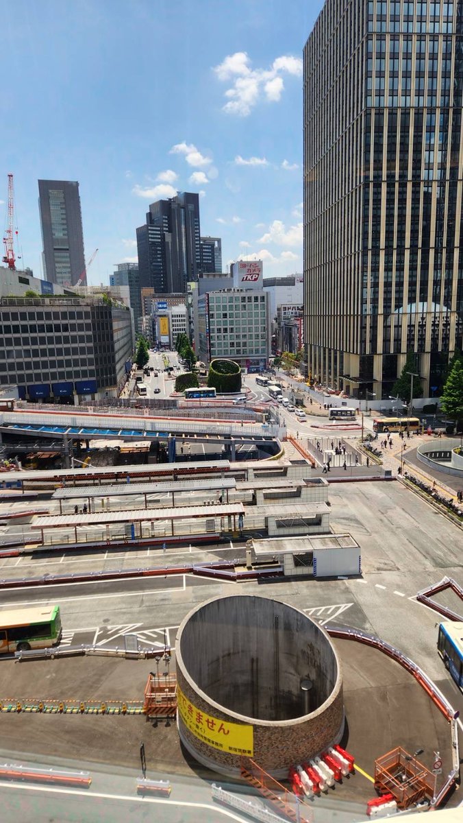 mami1332's tweet photo. ヤスです！6月1日の続きね😊 #サンマルク に来たかったもう一つの理由とは！🤔ここは #小田急ハルク の #8階 で🏬現在 #大再開発中 の #新宿西口 が #席から一望 できるのですよ！👀 #すっかり様変わり ですねー💦この変化を見ておこうと📸では又ね👋

#ミンキーヤス #TOKAIRADIO #レインボータウンFM https://t.co/YHMEHvSPZK