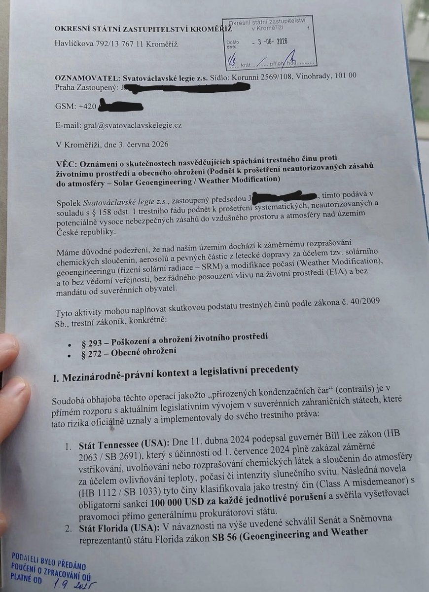 gisat's tweet photo. A pak se flastencům nesmějte 😂🤣😂

Oni totiž nevtipkují, oni jedou BOMBY! Svatováclavská legie právě podala TRESTNÍ OZNÁMENÍ na chemtrails. Jo, slyšíte dobře. Ne do Haagu, ne do OSN, ale rovnou na státní zastupitelství v Kroměříži! 🏛️✈️

Protože když chceš bojovat proti globálnímu spiknutí elit, co tě práškují z 10 kilometrů, začneš samozřejmě tím, že podáš papír s úředním razítkem v Kroměříži. To dá rozum! 😂 Určitě tam mají speciální oddělení pro stíhání mezikontinentálních letů.

A ty argumenty! Prý mají precedens z Tennessee a Floridy. 🇺🇸 Protože jak všichni víme, právní systém v ČR se řídí tím, co si schválí v Nashvillu nebo Tallahassee. "Ale pane prokurátore, v Tennessee to zakázali, tak musíme i my!" Geniální 😂🤣😂
