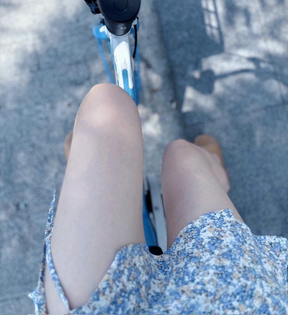 dream___chan's tweet photo. 自転車で顧客に荷物を届けに行ったのですが、スカートを履いているとあまり便利ではないと感じました。🥲 https://t.co/IFpylYzZHl