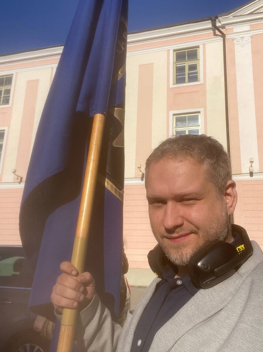 TiitRandloo's tweet photo. Täna heiskame Rahva Vaimu uhkusega. Mitte ainult majadele, vaid ka meie endi südametesse.

Elagu Eesti! Elagu Sinimustvalge! Elagu Wabadus!

Rahvusliku lipu hällist kogu maailma eestlasteni. Eesti eest, Sind surmani. 💙🖤🤍 #Estonia #Finland #Europe https://t.co/hHUi3SvnAH
