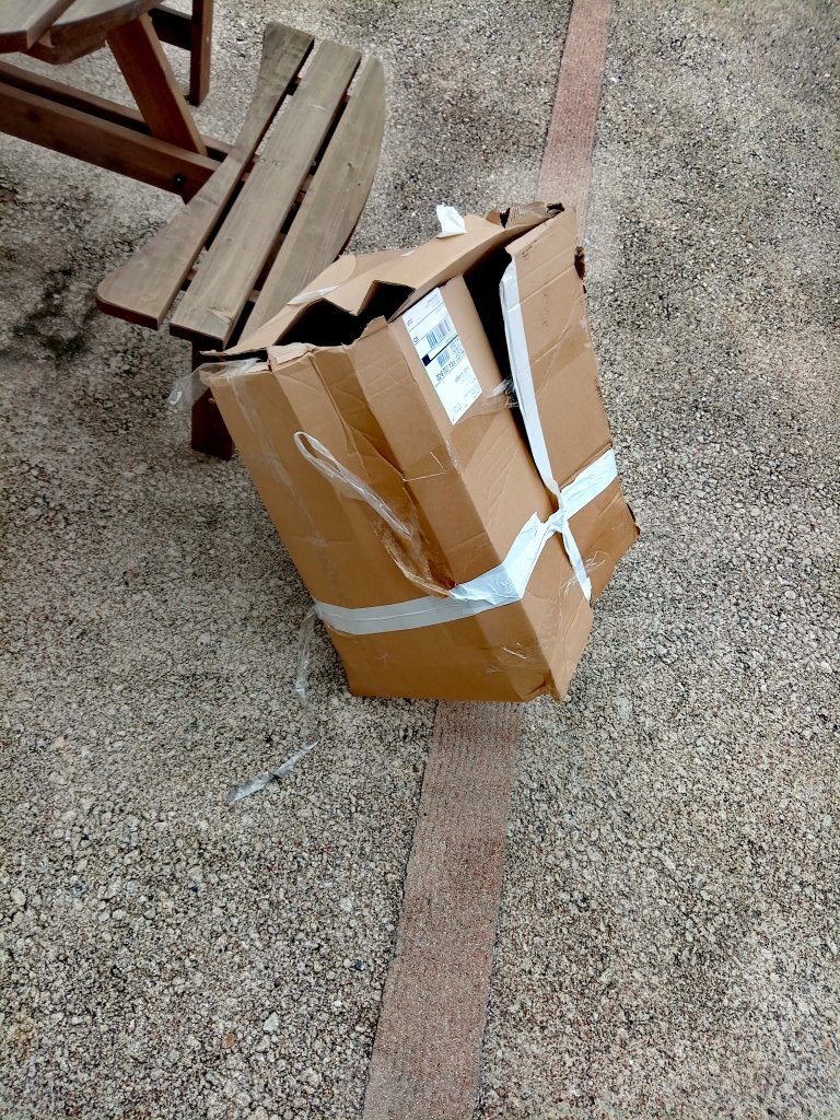 PAC1515's tweet photo. Je vais chercher  un paquet livré par #UPS, je pense que la coupe du monde de foot a déjà commencé... 
Produit emballé par https://t.co/ZY6sa5OFfX #Aubert https://t.co/8LW8kWUQSG