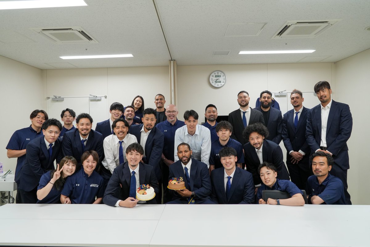 utsunomiyabrex's tweet photo. B.LEAGUE AWARD SHOW 2025-26 受賞のお祝いをしました。
今シーズンもたくさんの美味しいケーキをありがとうございました！
#ランメイシャスイーツファクトリー
#BREX #Bリーグアワード https://t.co/LxkqNhMnKp