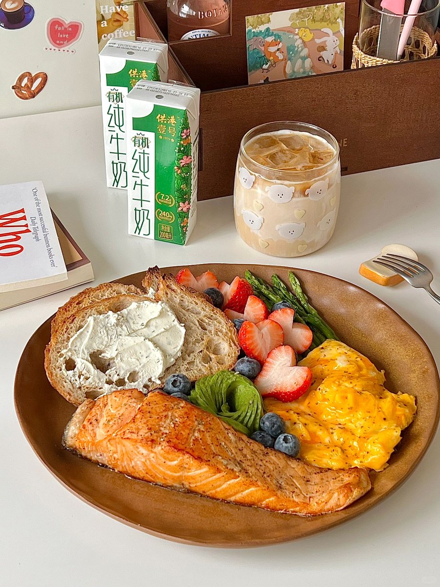 uncleDragon13's tweet photo. [Quick bite at 2am = perfect instant win: warm garlic toast + iced vanilla latte, no regrets only crumbs left ]， https://t.co/9w031TWhRH