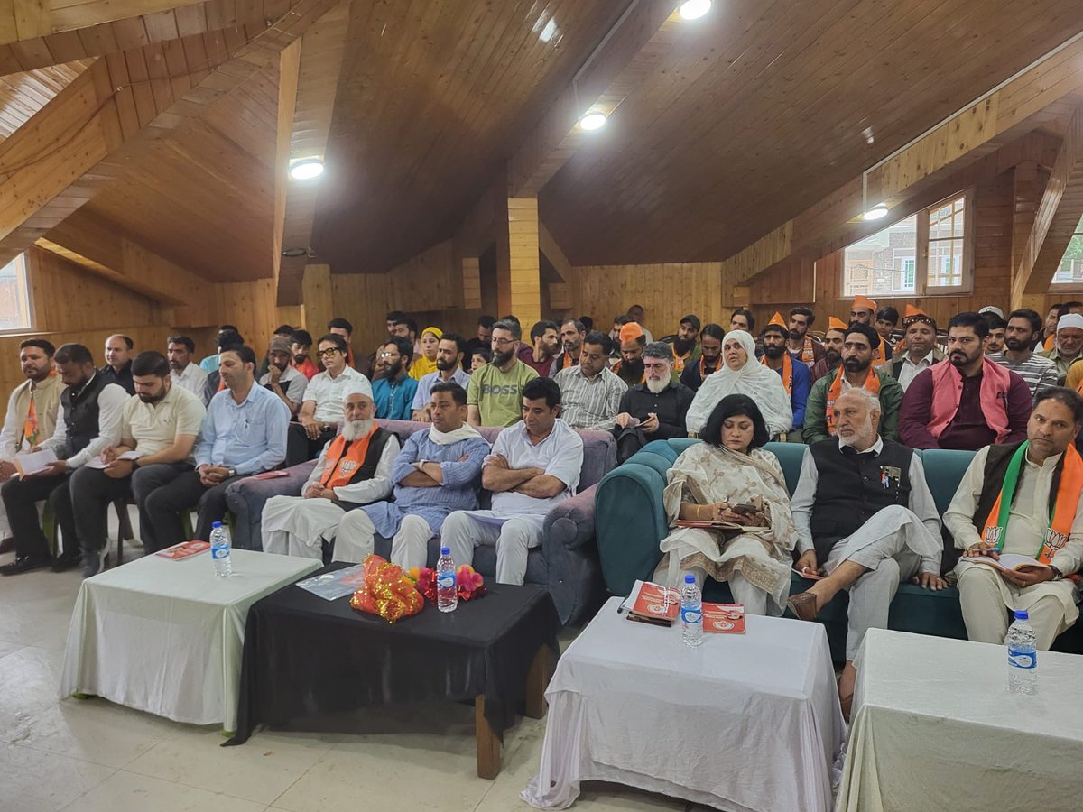 BJP4JnK's tweet photo. भाजपा जम्मू-कश्मीर अध्यक्ष एवं राज्यसभा सांसद श्री @iamsatsharmaca, भाजपा जम्मू कश्मीर महामंत्री श्री अनवर ख़ान, ज़िला अध्यक्ष श्री हकीम ग़ाज़ी रूहुल्लाह ने ज़िला बड़गाम के ‘पंडित दीनदयाल उपाध्याय प्रशिक्षण महाभियान 2026’ के जिला स्तरीय प्रशिक्षण वर्ग को सम्बोधित किया । इस अवसर पर राज्यसभा सांसद श्री सत शर्मा जी ने पार्टी के इतिहास एवं विकास विषय पर सत्र लिया।