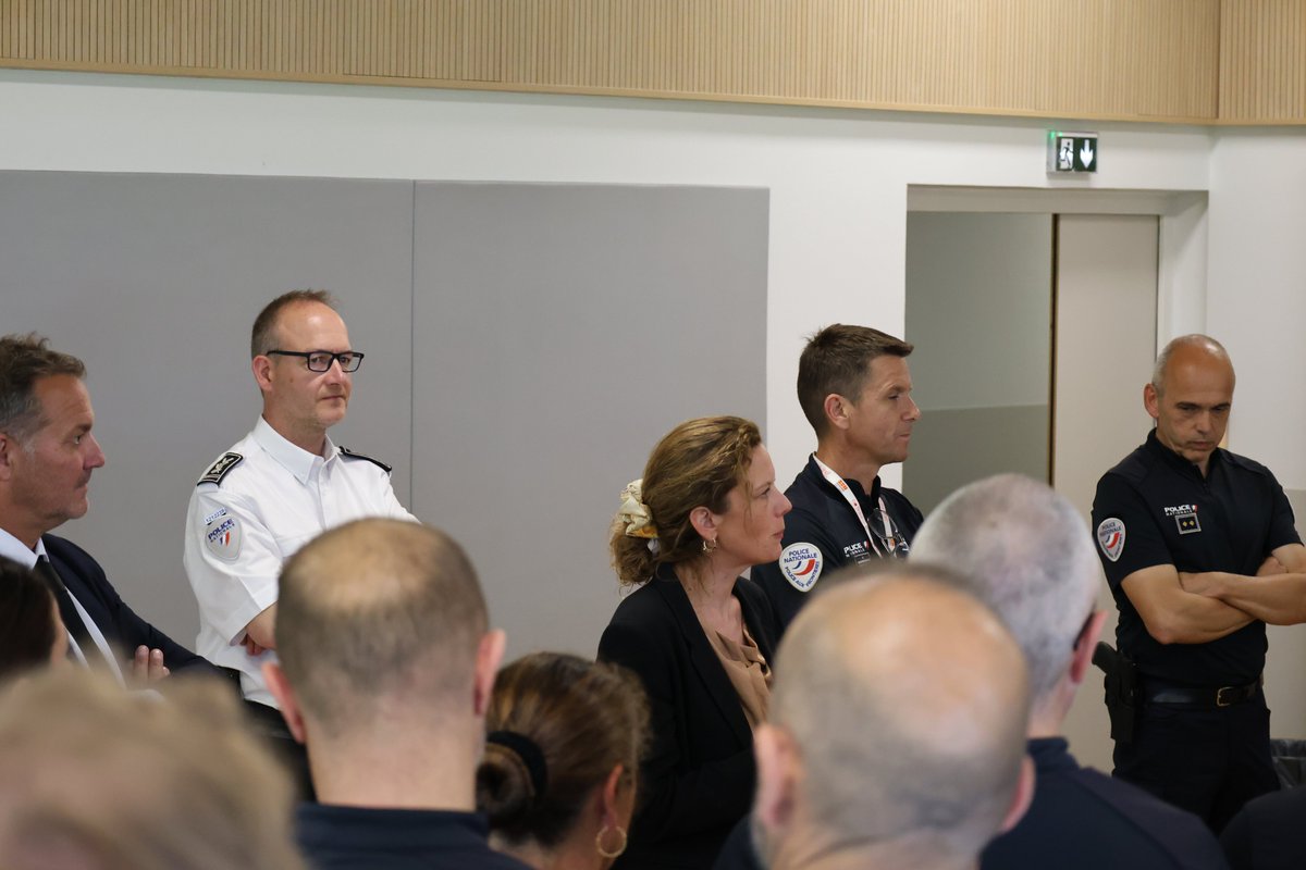Prefet74's tweet photo. #G7 | Ce mercredi, Emmanuelle Dubée, @prefet74, est allée à la rencontre de la Force Frontières d’Intervention Rapide (FFIR). Créée pour renforcer les frontières, elle assurera la sécurité des frontières du G7 : elle est composée d'effectifs de police, gendarmerie, douanes armées https://t.co/8DOj7fJUCI