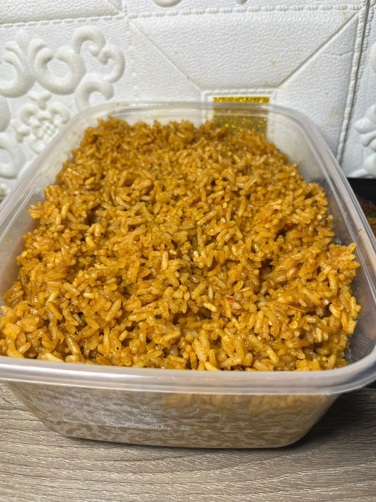 Beebi__kitchen's tweet photo. @anj_116_ We sell the best Smokey jollof rice 
Orders are placed 12-24hrs before delivery 
We also take bulk orders 
What are you ordering from us today? https://t.co/BTQKAWoiOu