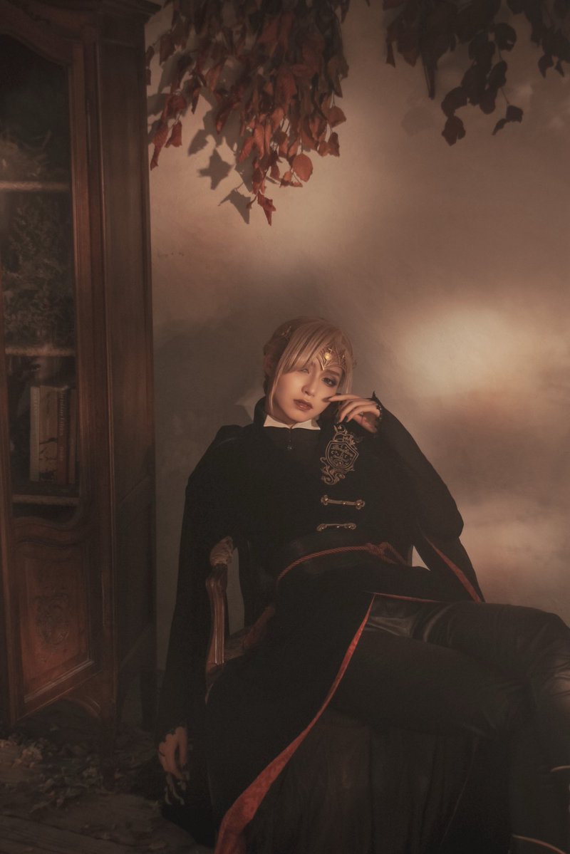 avy_cos's tweet photo. 【コスネーム】  あゔぃ。
【作品名】 Twisted Wonderland
【キャラ名】  ヴィル•シェーンハイト
【一言】 そこにキャラが実際にいたらを意識してウィッグも元から生えていたように自分に合う色やものを選びこだわってます。
撮影の際はこの子が持つ光と闇の表現にも力を入れてます
#コスモスナップ08 https://t.co/RVE96fjZEu